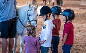Kinder bis 5 Jahre freuen sich auf's Ponyreiten
